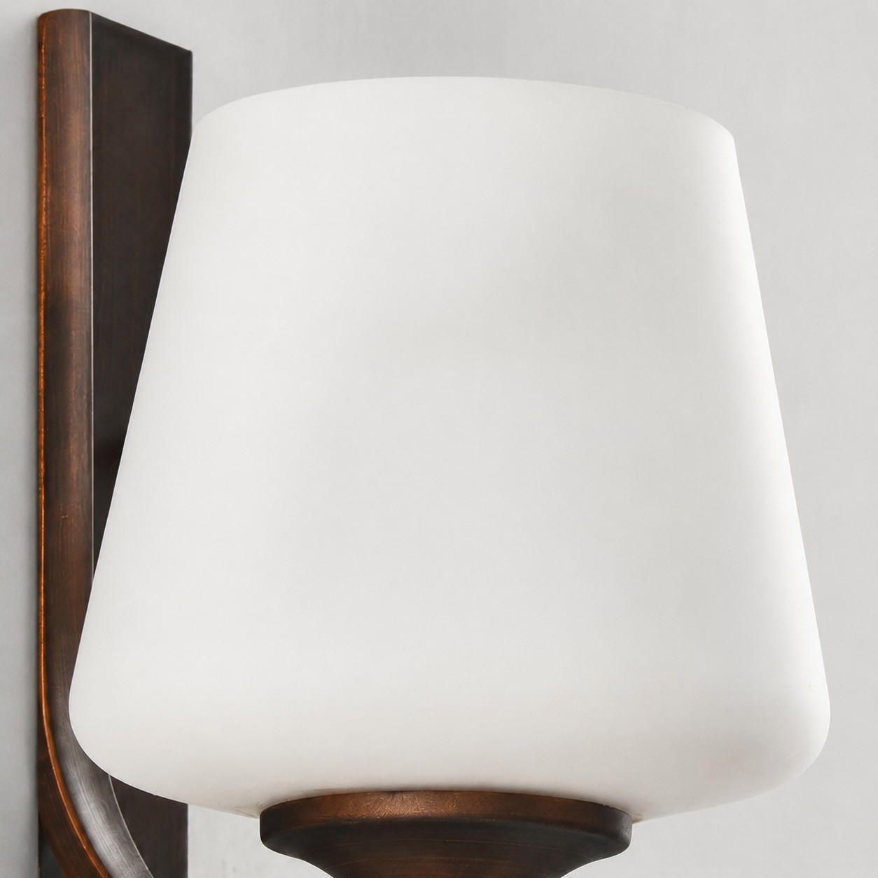 Achterplaat met donkere houtnerf-look, detailweergave