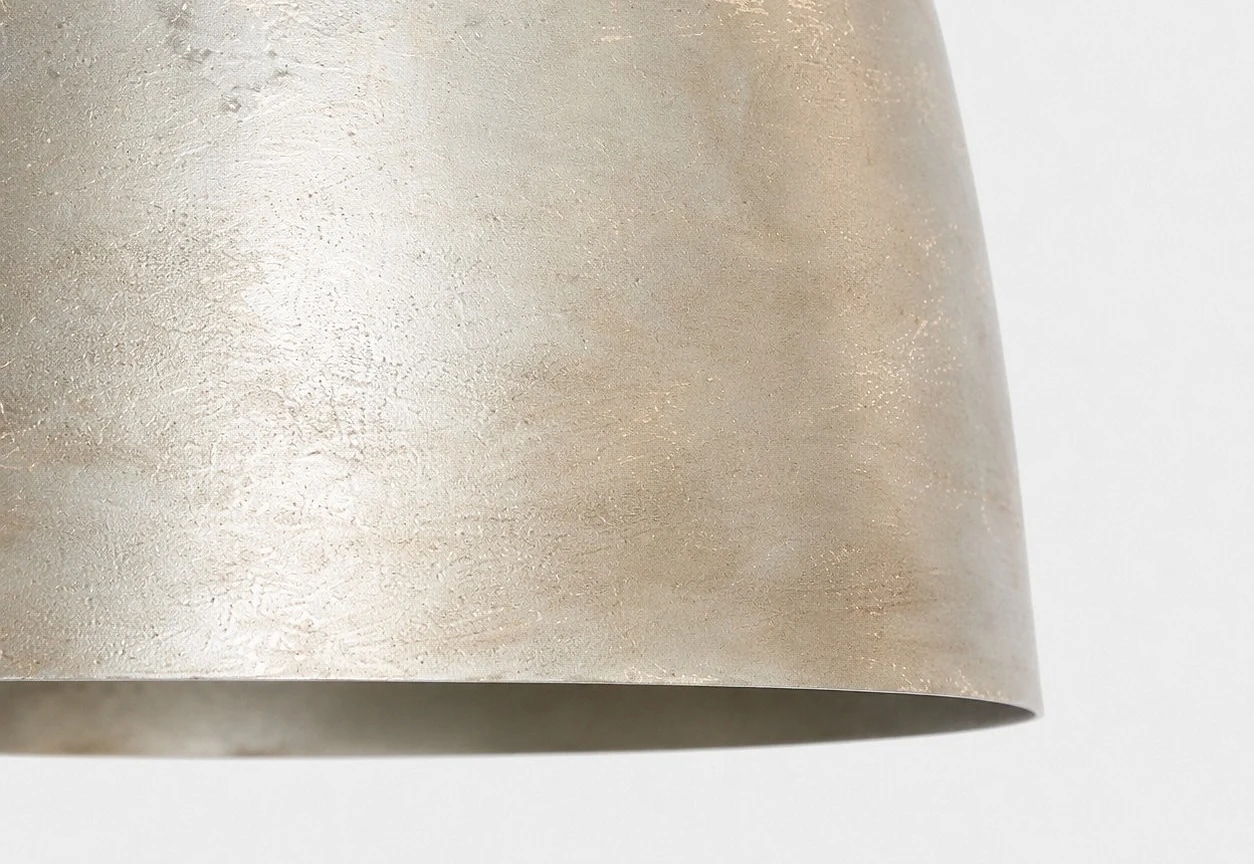 détail de la texture métallique et du bord inférieur
