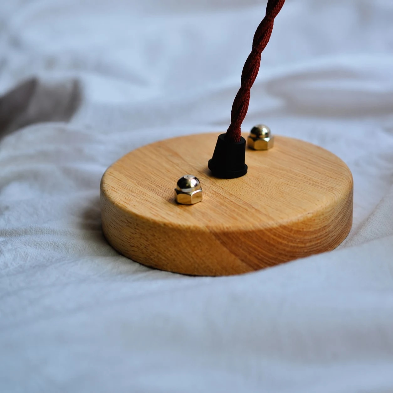 Dosel de madera y detalle de cuerda trenzada