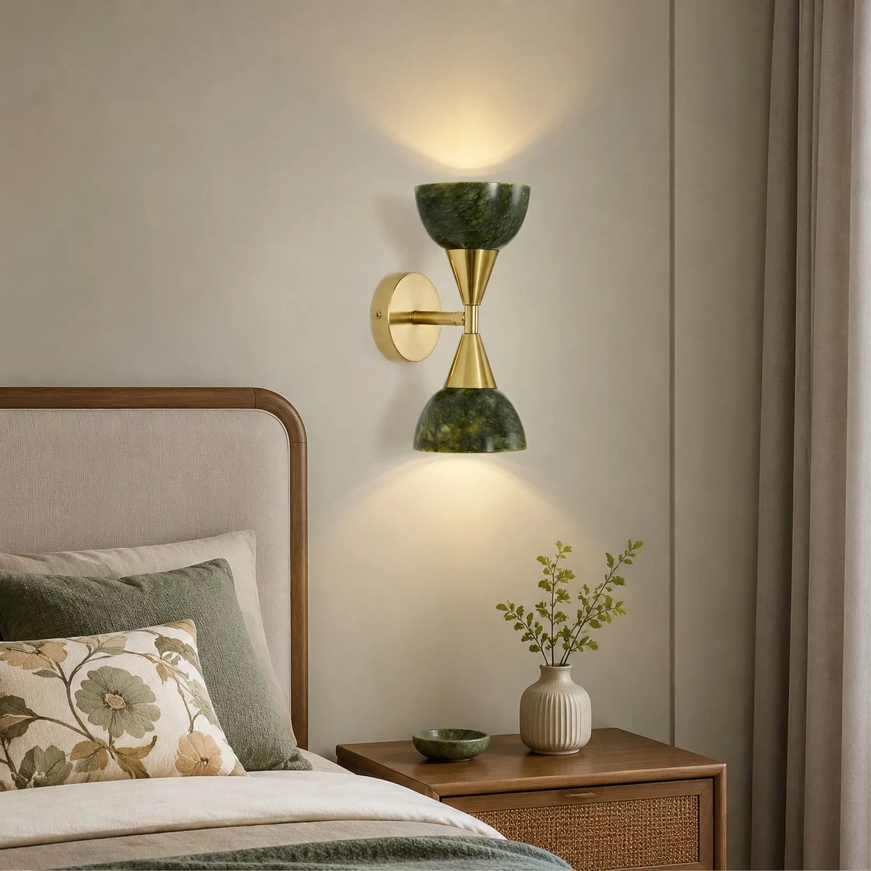 Aplique de parede instalado ao lado da cama com luz ambiente aconchegante.