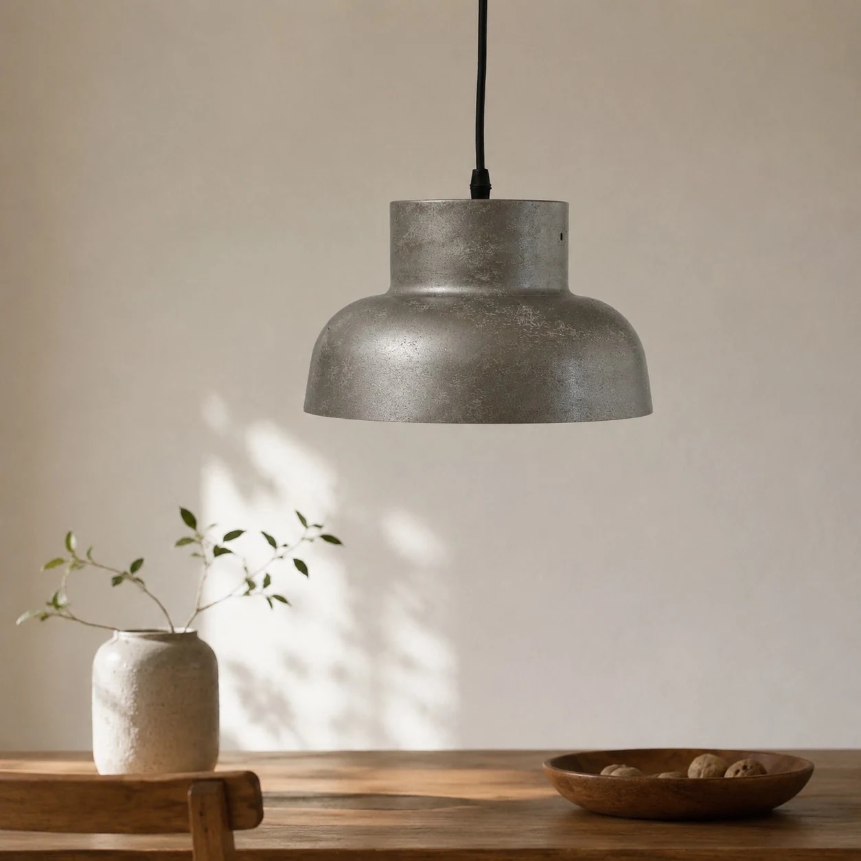 Colgante de metal envejecido en un diseño minimalista.