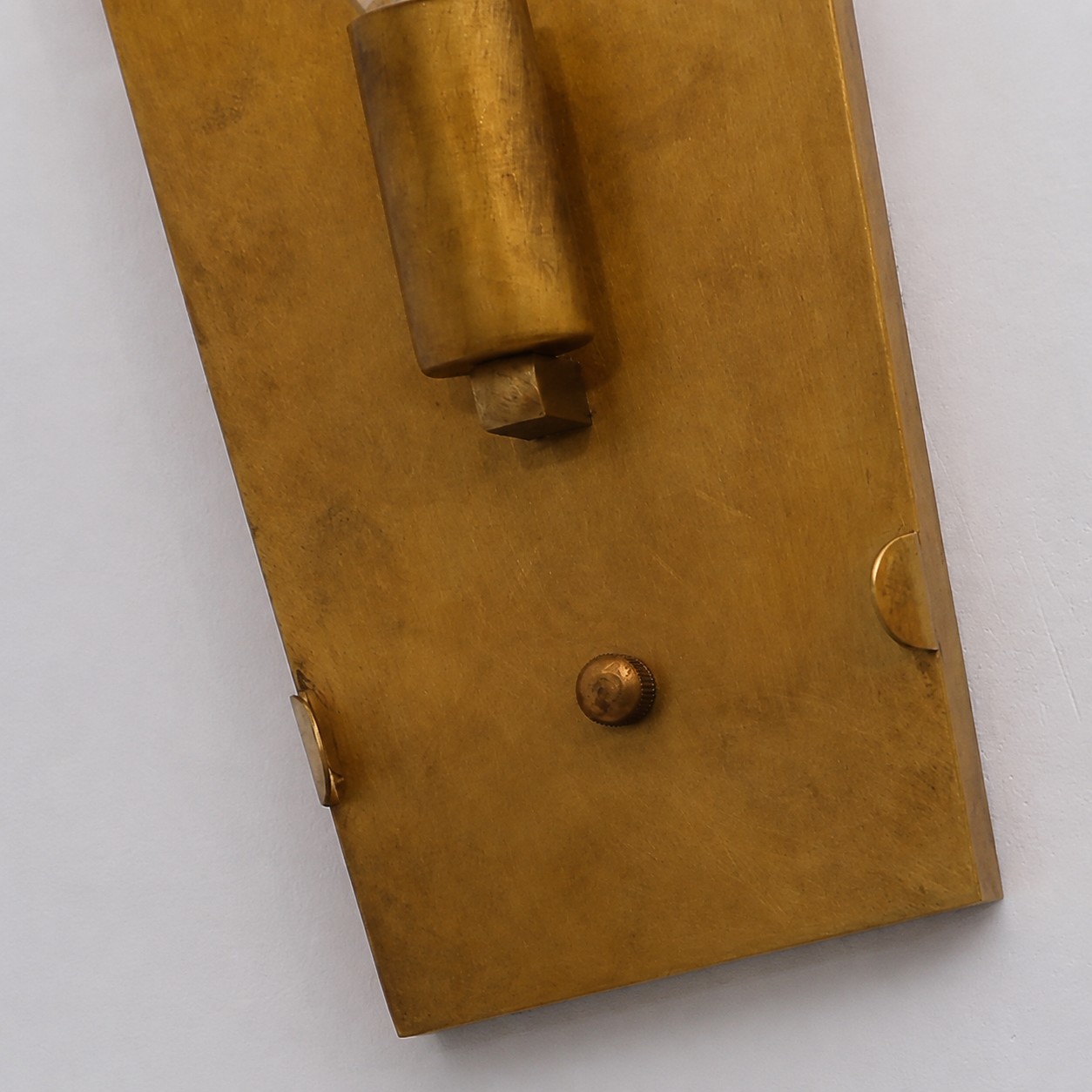 Detalle de la placa de pared y el portalámparas de cobre macizo