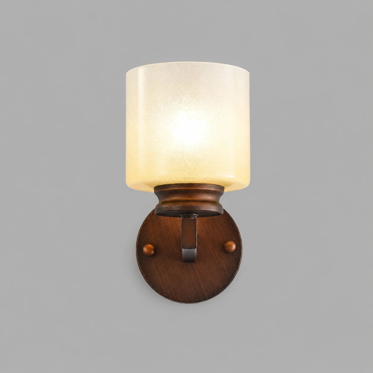 Vooraanzicht van de verlichte, verouderde bronzen wandlamp