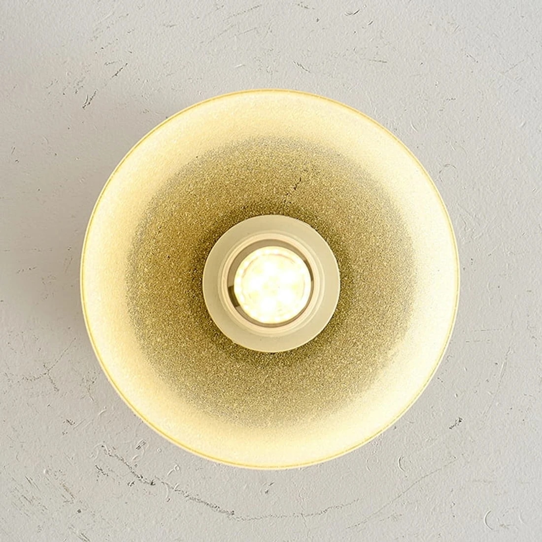 Detalle de brillo cálido en el interior de la pantalla de cristal amarilla.