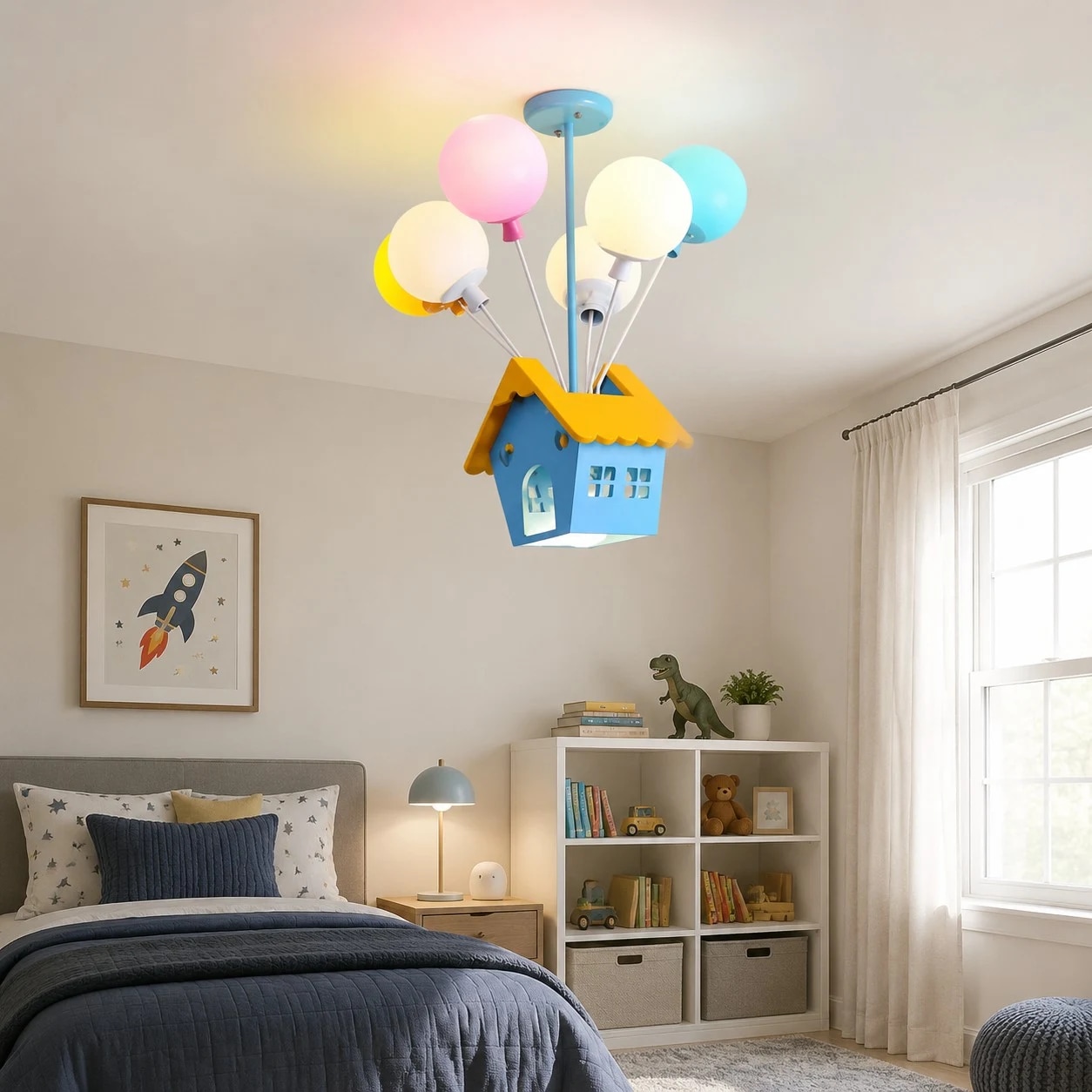Lampadario a sospensione colorato a forma di casa con palloncini, vista frontale