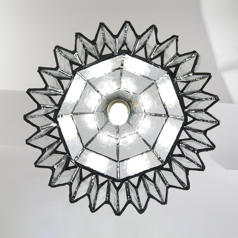 Detalhe da parte inferior da cúpula de vidro transparente