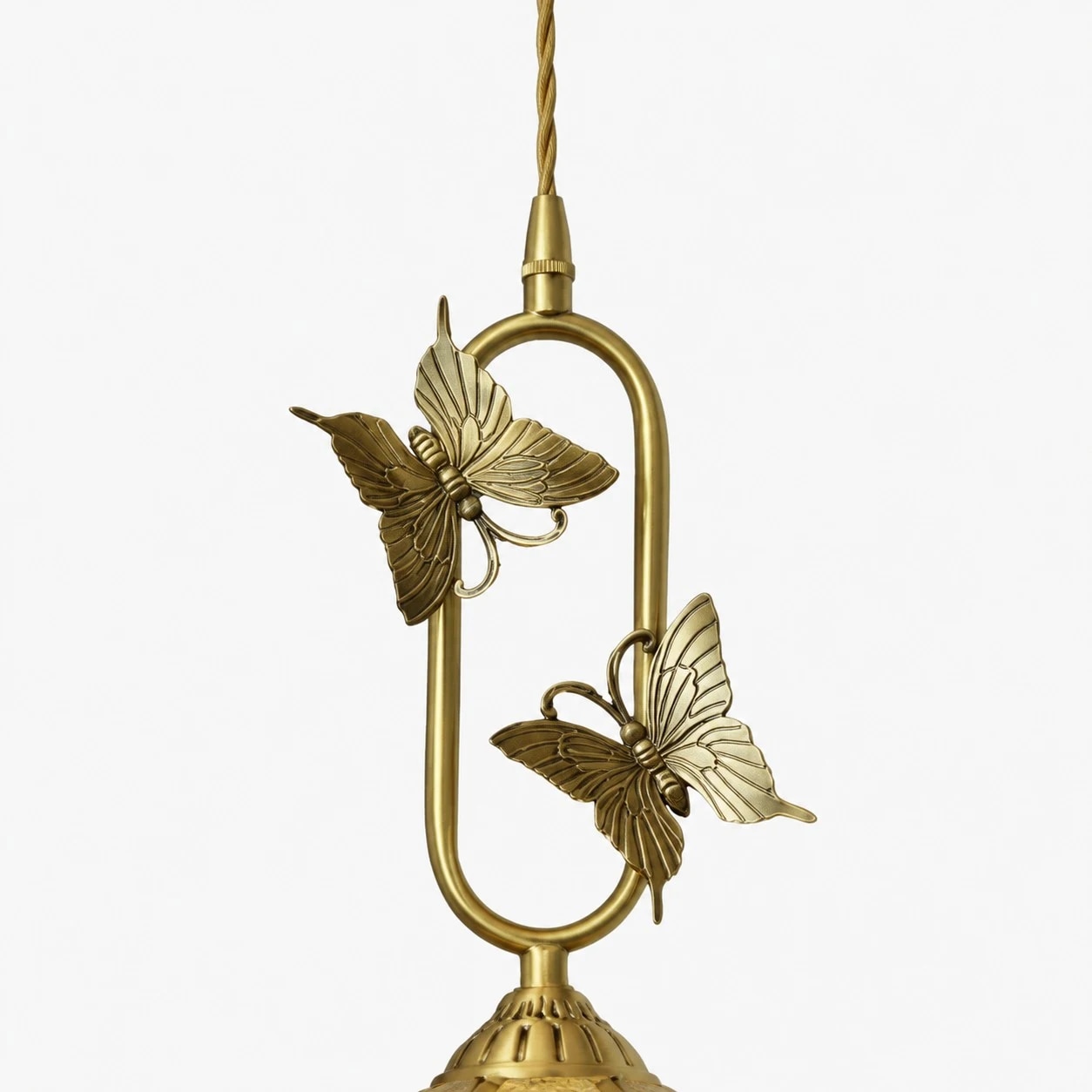 détail de la tige du pendentif papillon en cuivre