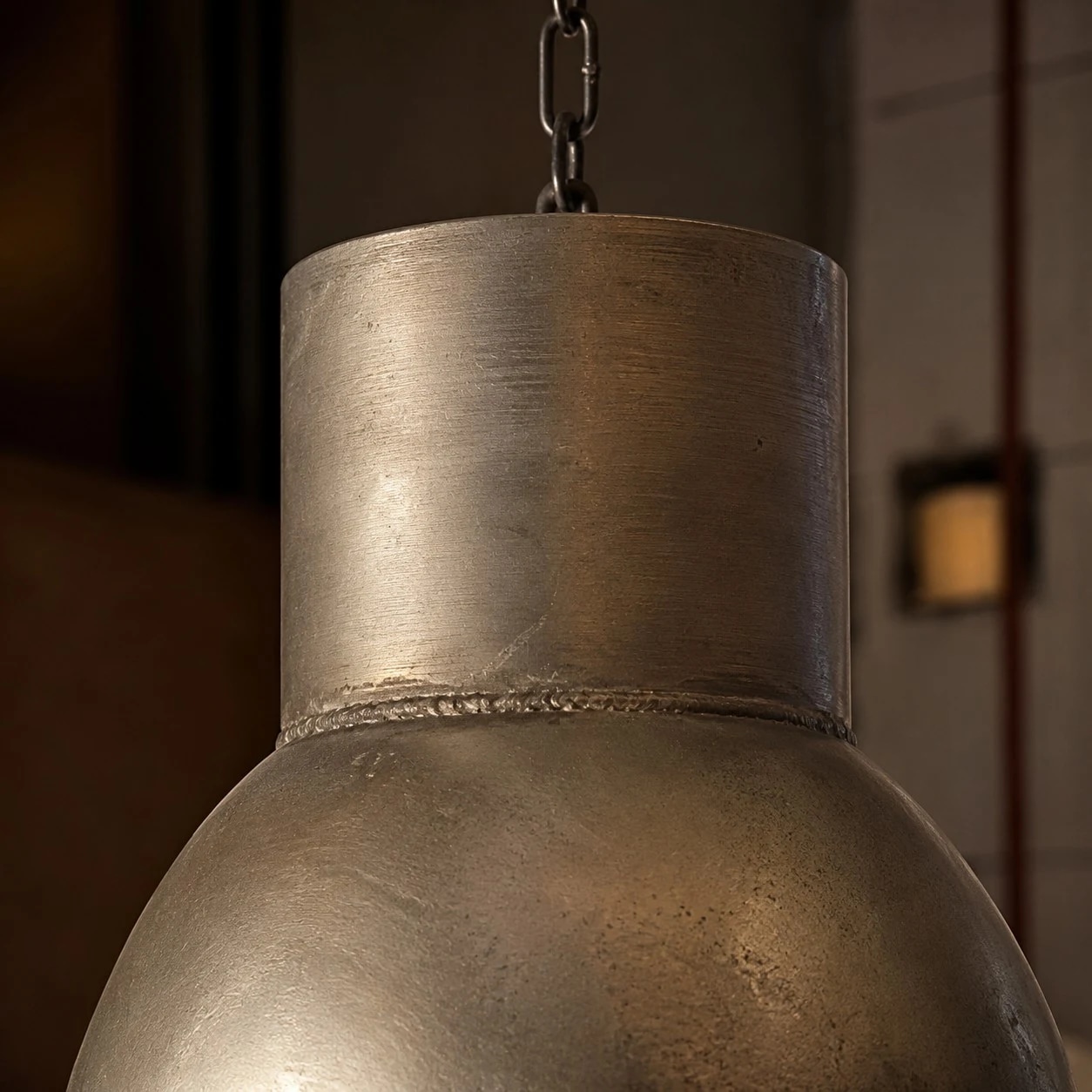 Detailweergave van de textuur van een verweerde aluminium lampenkap.