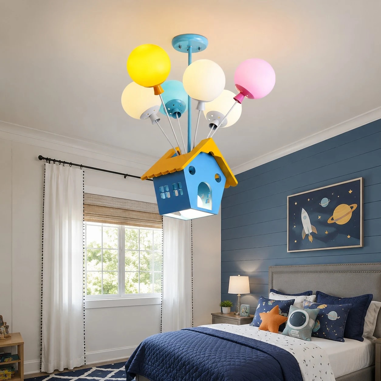 Dettaglio della struttura del lampadario a forma di palloncino in stile cartone animato