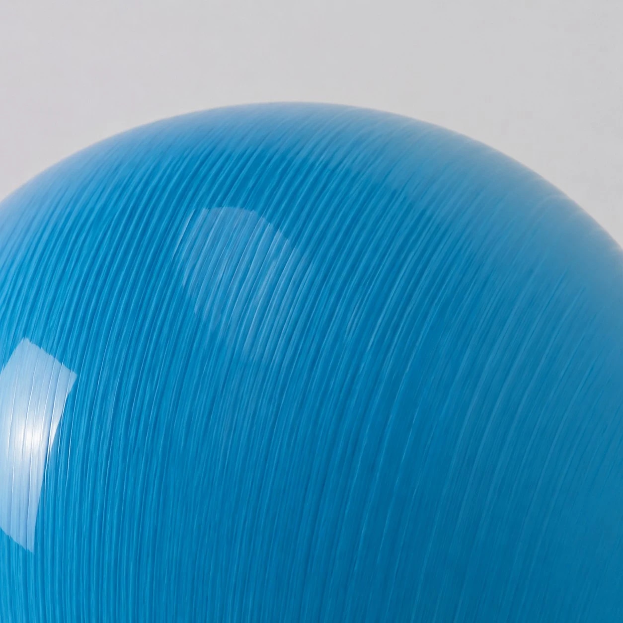 Gros plan sur la texture du verre côtelé bleu