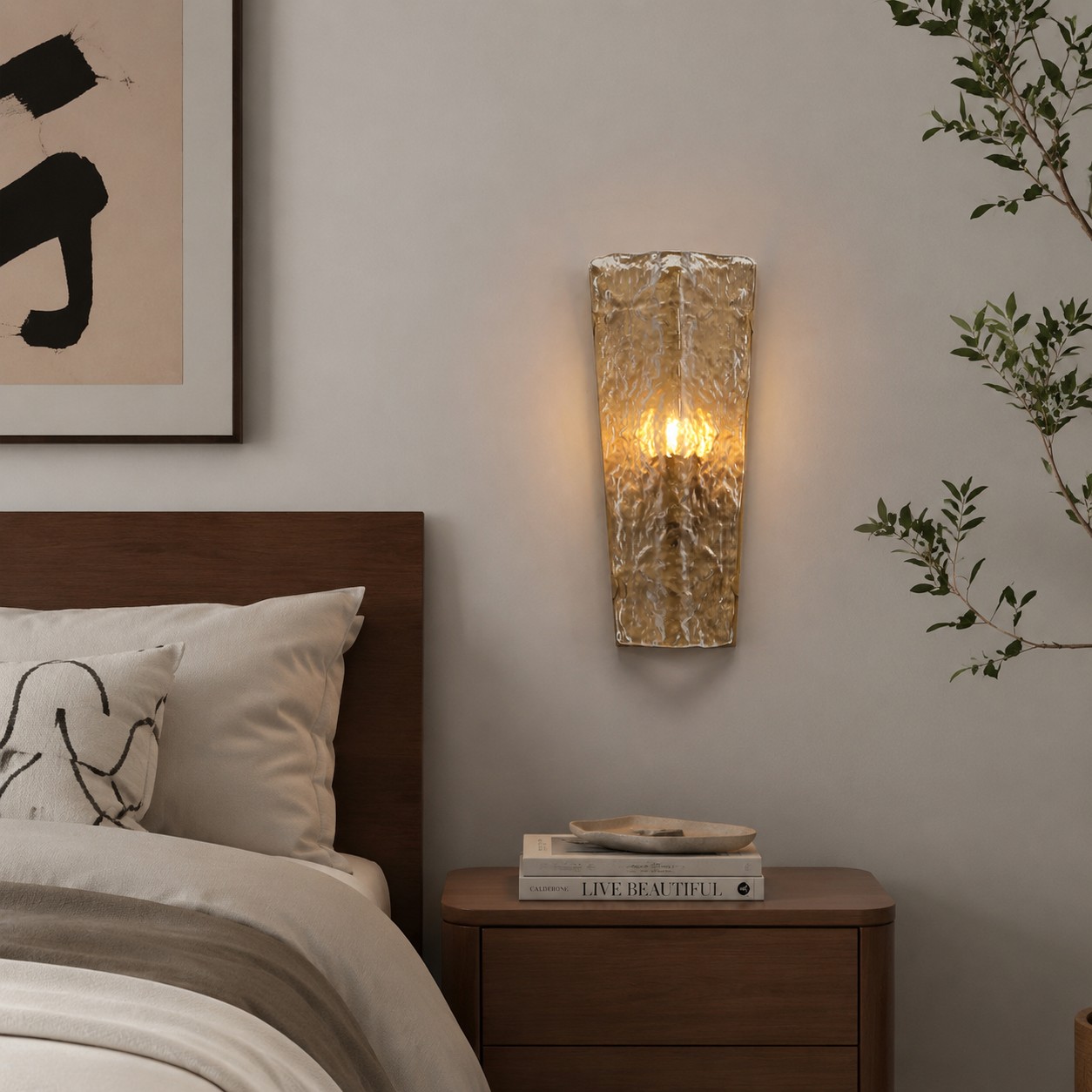 Lámpara de pared de cristal transparente instalada junto a una mesita de noche en el dormitorio.