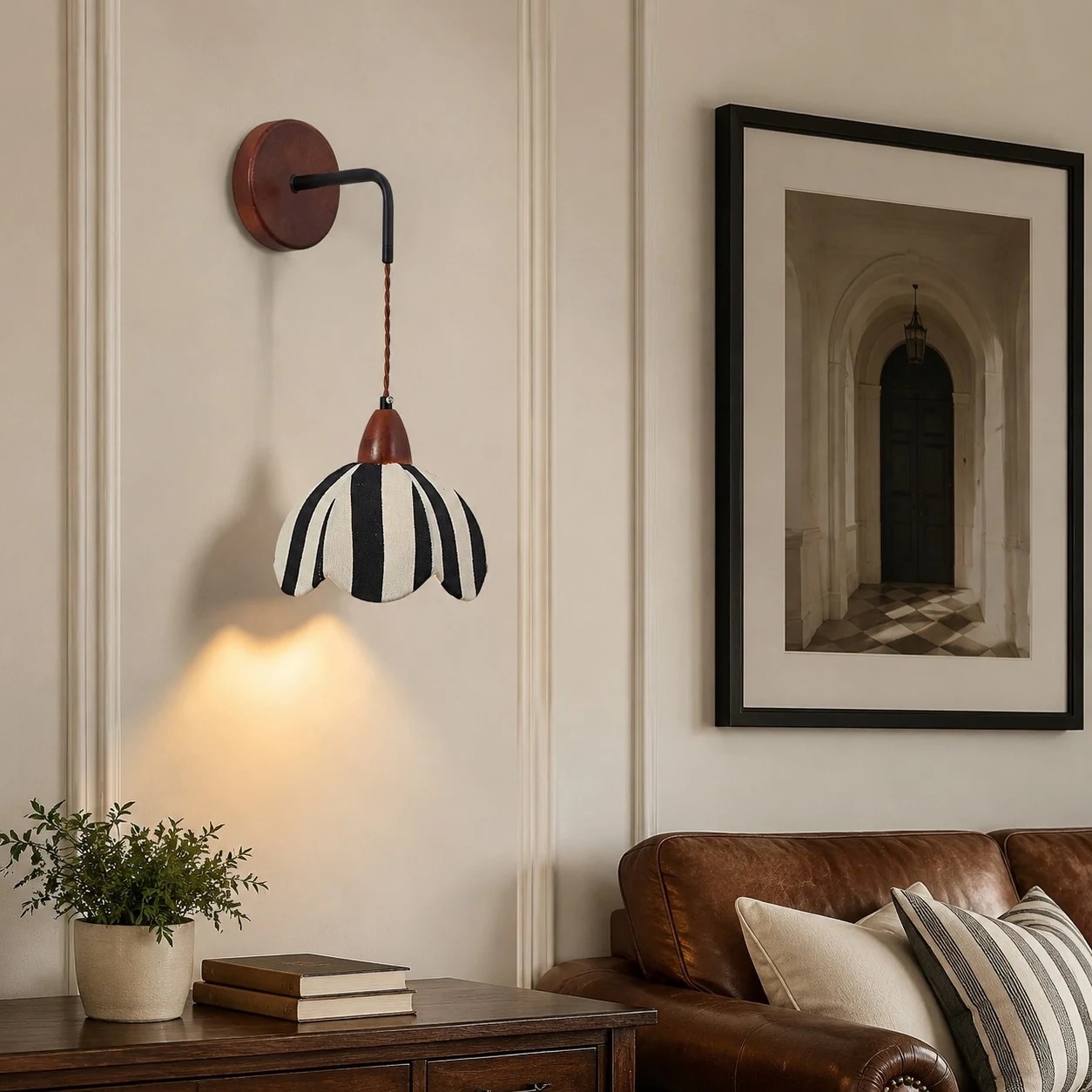 Wandlamp van gestreepte stof, gestyled als decoratie naast het bed.