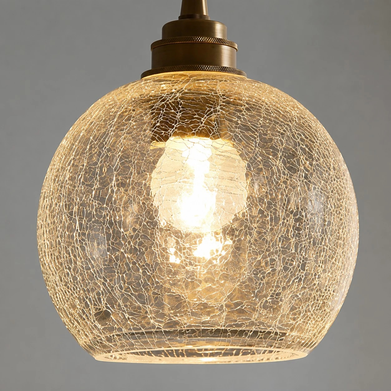 abat-jour en verre craquelé transparent brillant d'une lumière chaude