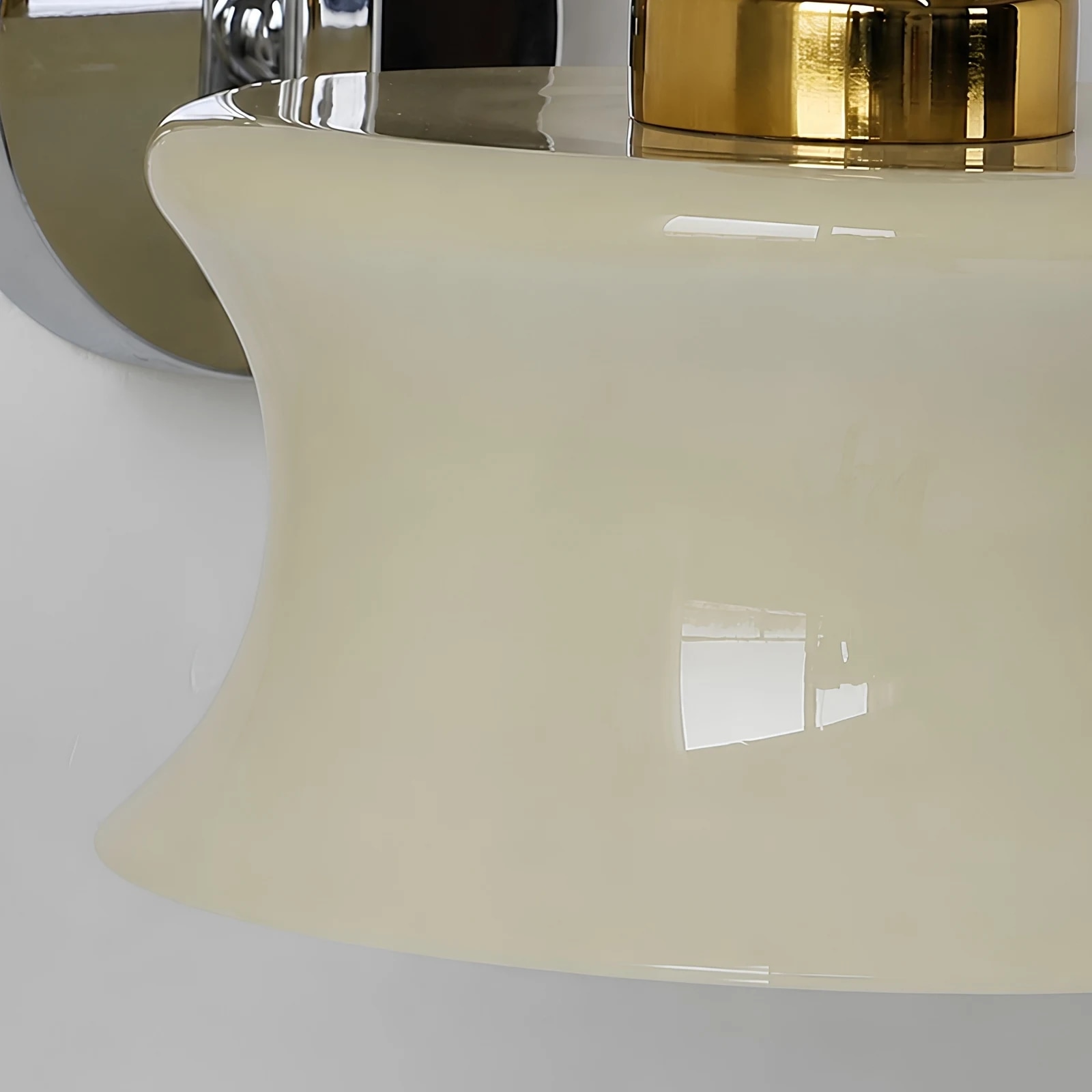 détail de l'abat-jour évasé en verre crème