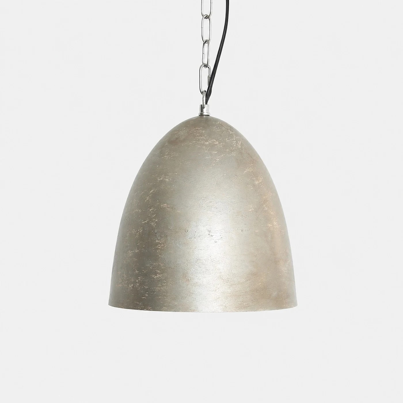 Vue complète du pendentif en forme de dôme en métal vieilli