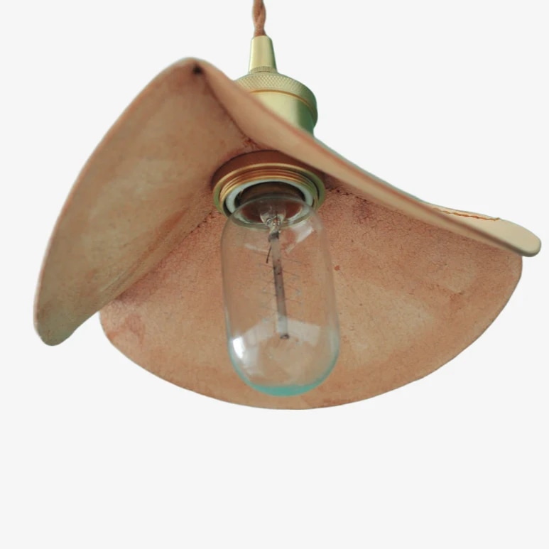 Undersidan av läderskärmen och glödlampsfattningen