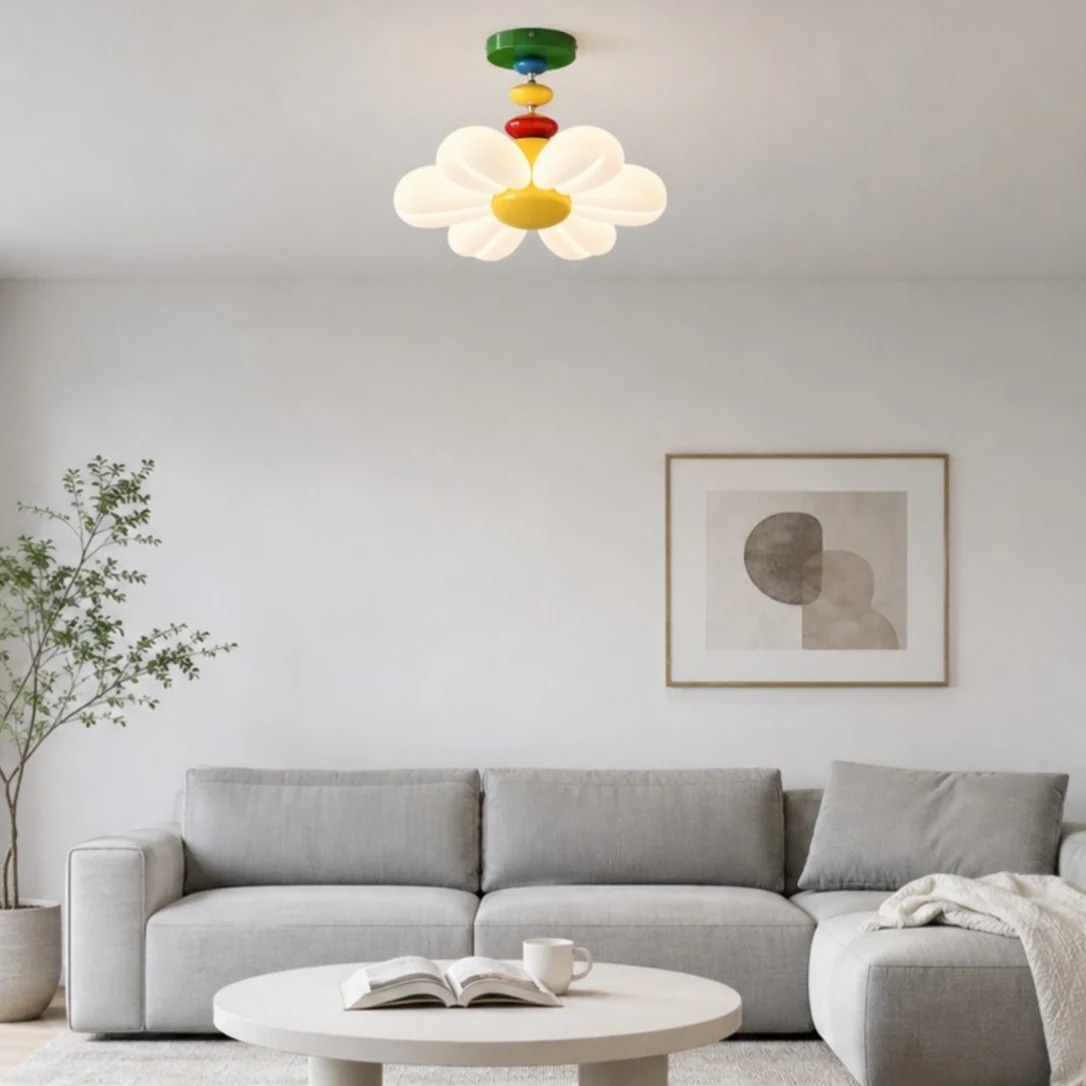 Una lampada a forma di fiore illumina una zona con comodi divani.
