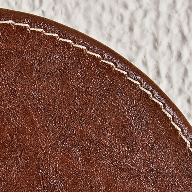 Brun läderstruktur och sydda kanter