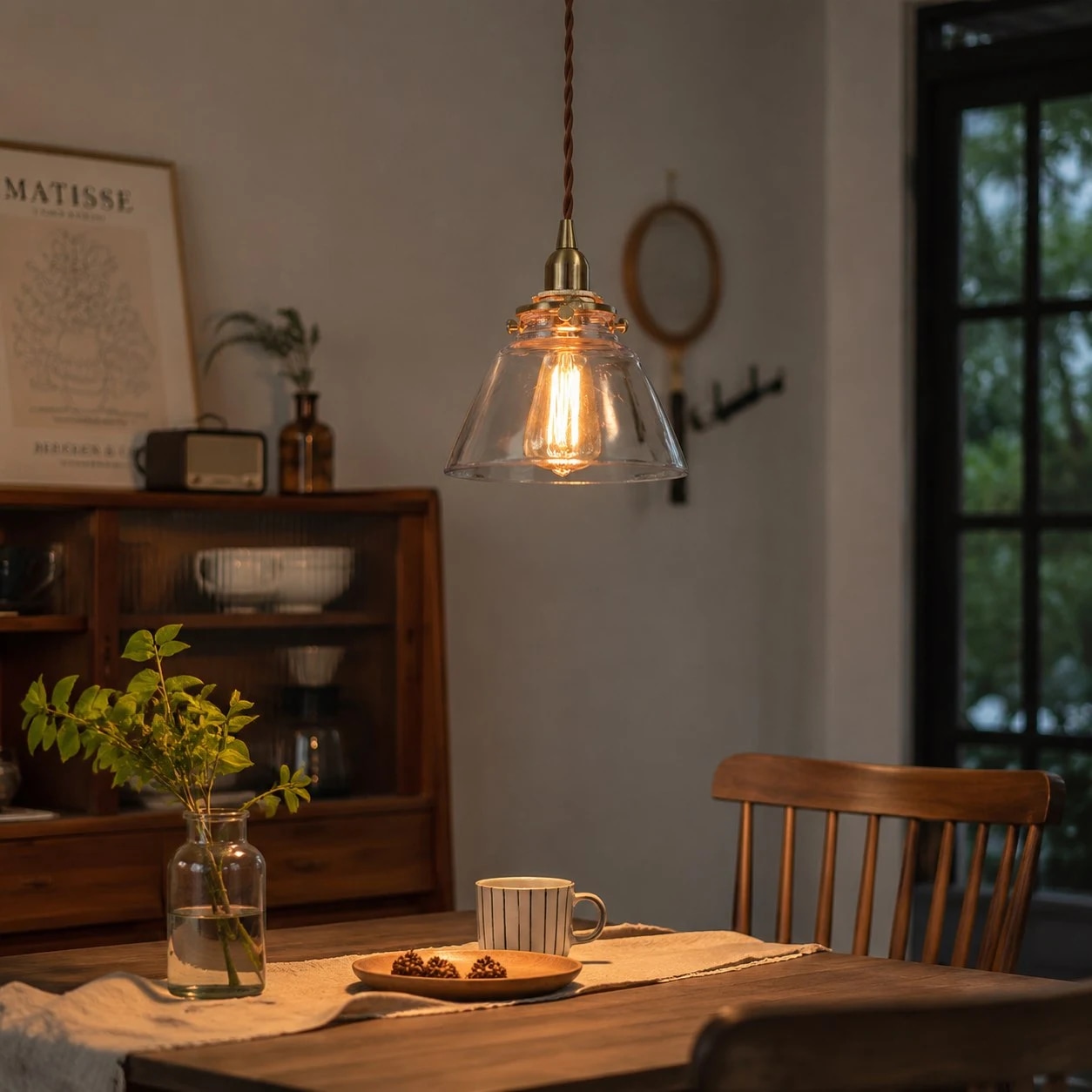 Lampadario vintage in un'atmosfera calda da sala da pranzo e bar.