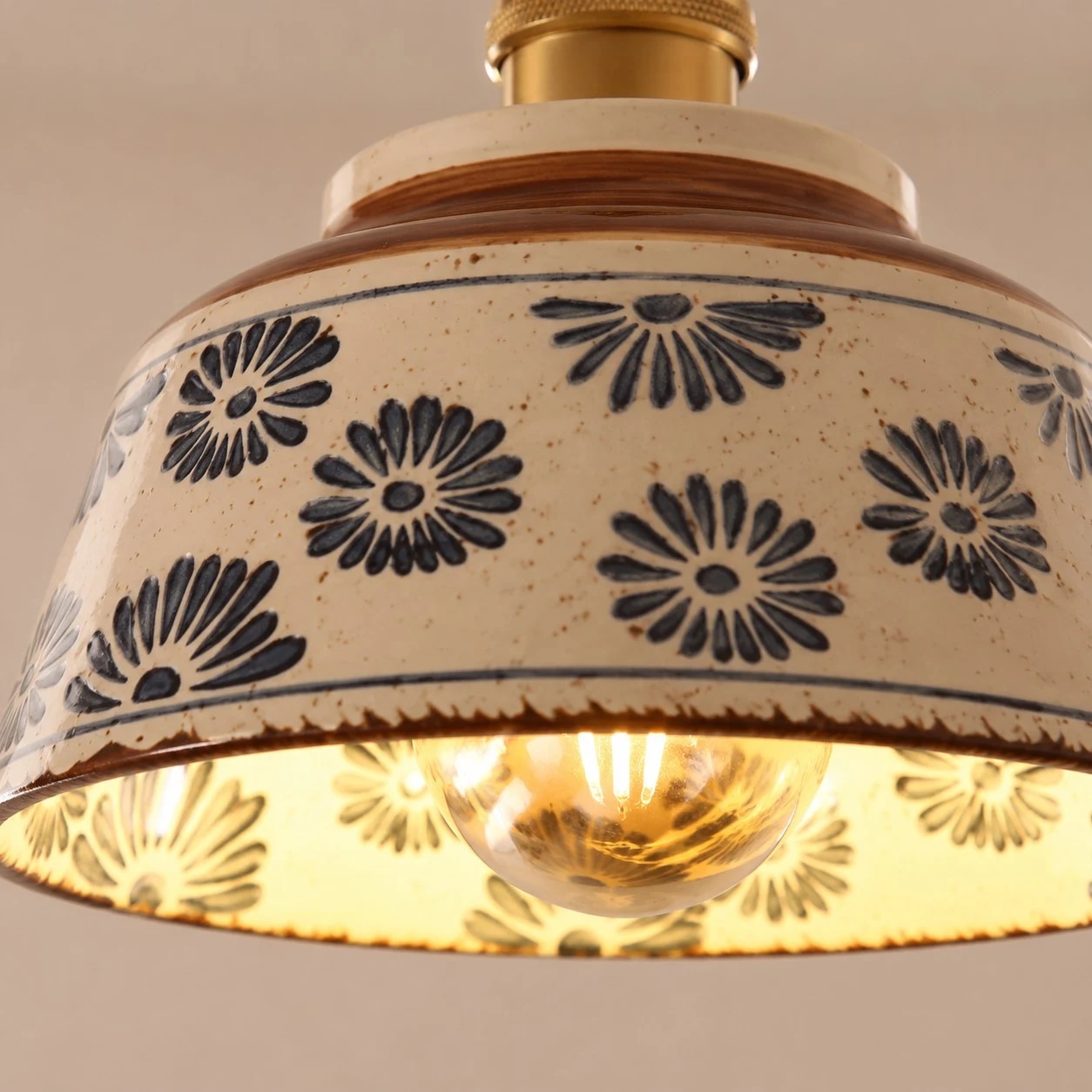 Dettaglio dell'applique da parete vintage in ceramica blu con motivo floreale.