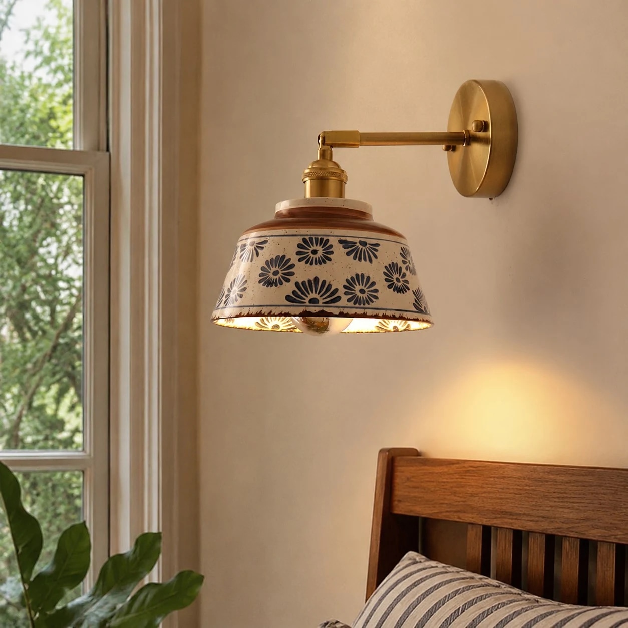 Applique da parete in ceramica blu con motivo floreale in stile vintage.