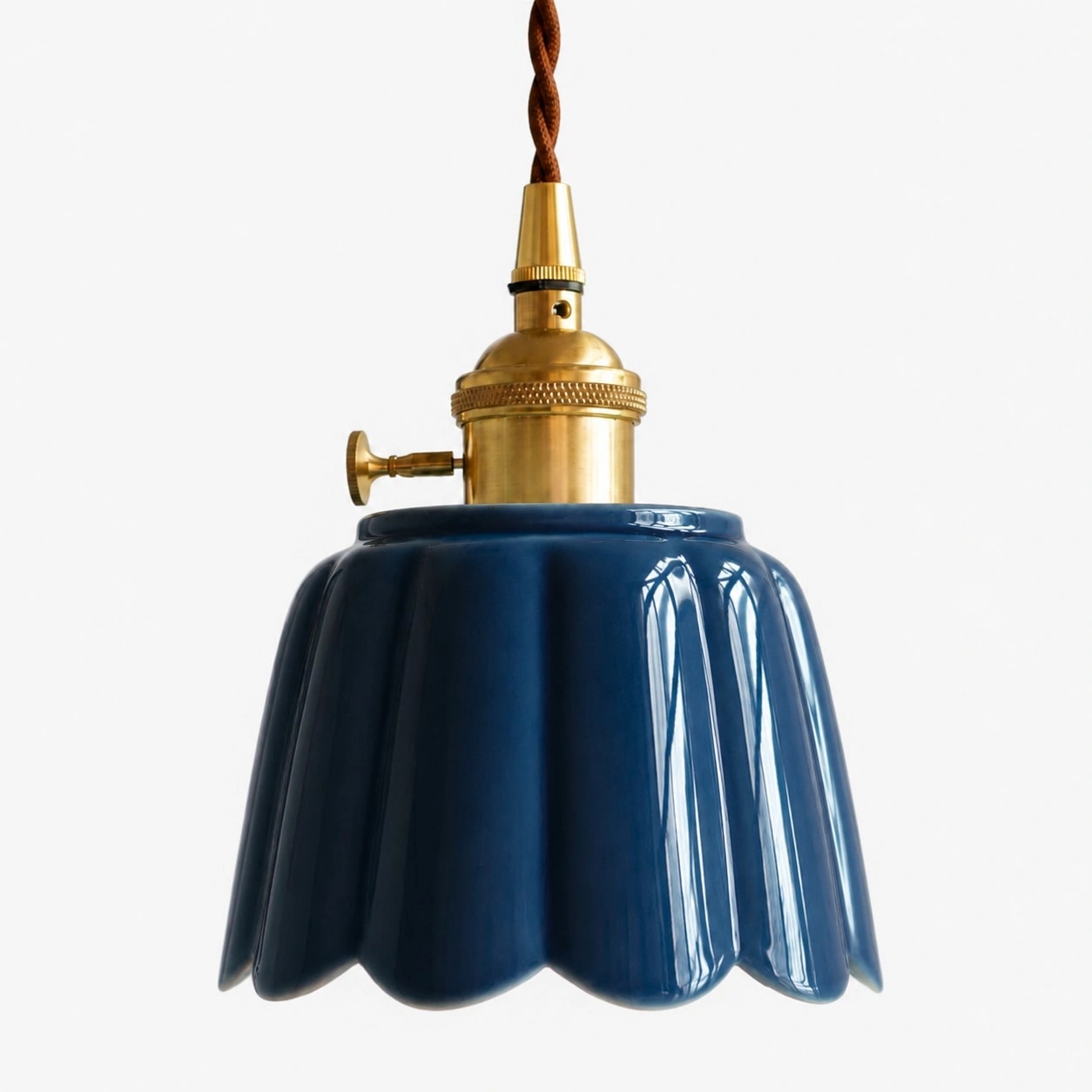 Lampada a sospensione Cienax in ceramica blu con finitura in ottone.