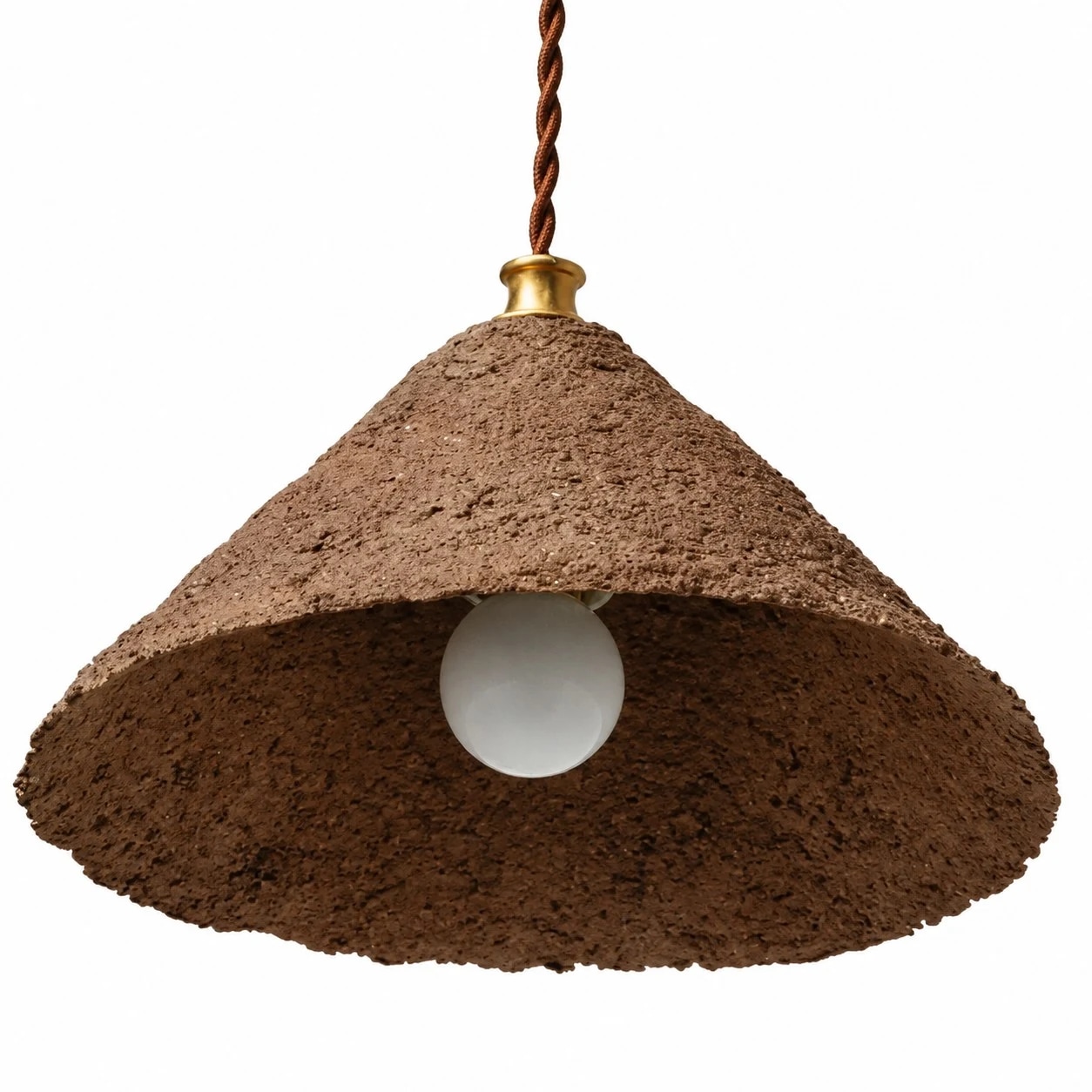 Lampadina visibile sotto il paralume conico a sospensione