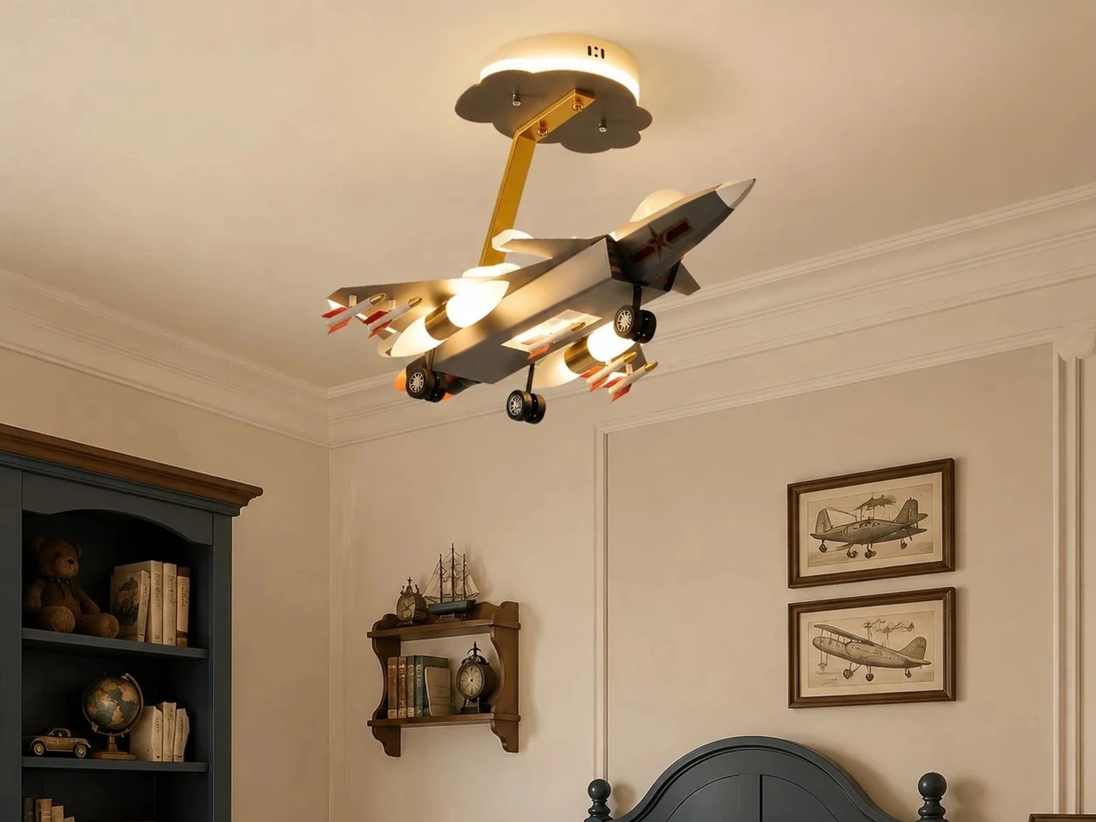 Lampada da soffitto a forma di aereo installata nella cameretta dei bambini.