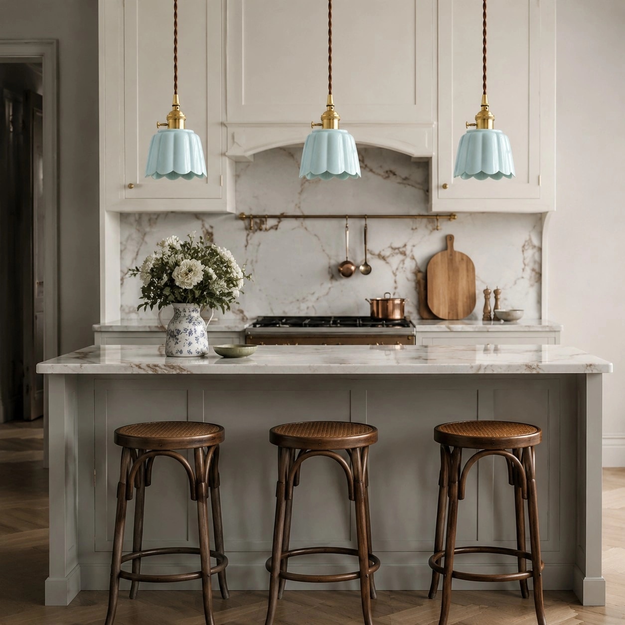 Lampada a sospensione Cienax in ceramica ciano sopra un bancone della cucina.
