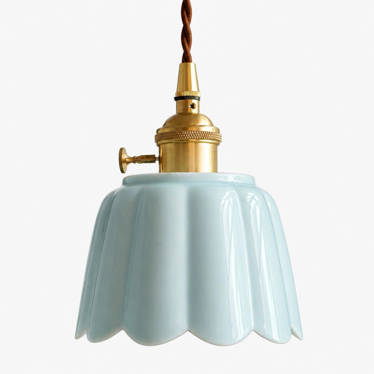 Lampada a sospensione Cienax in ceramica ciano con finitura in ottone.