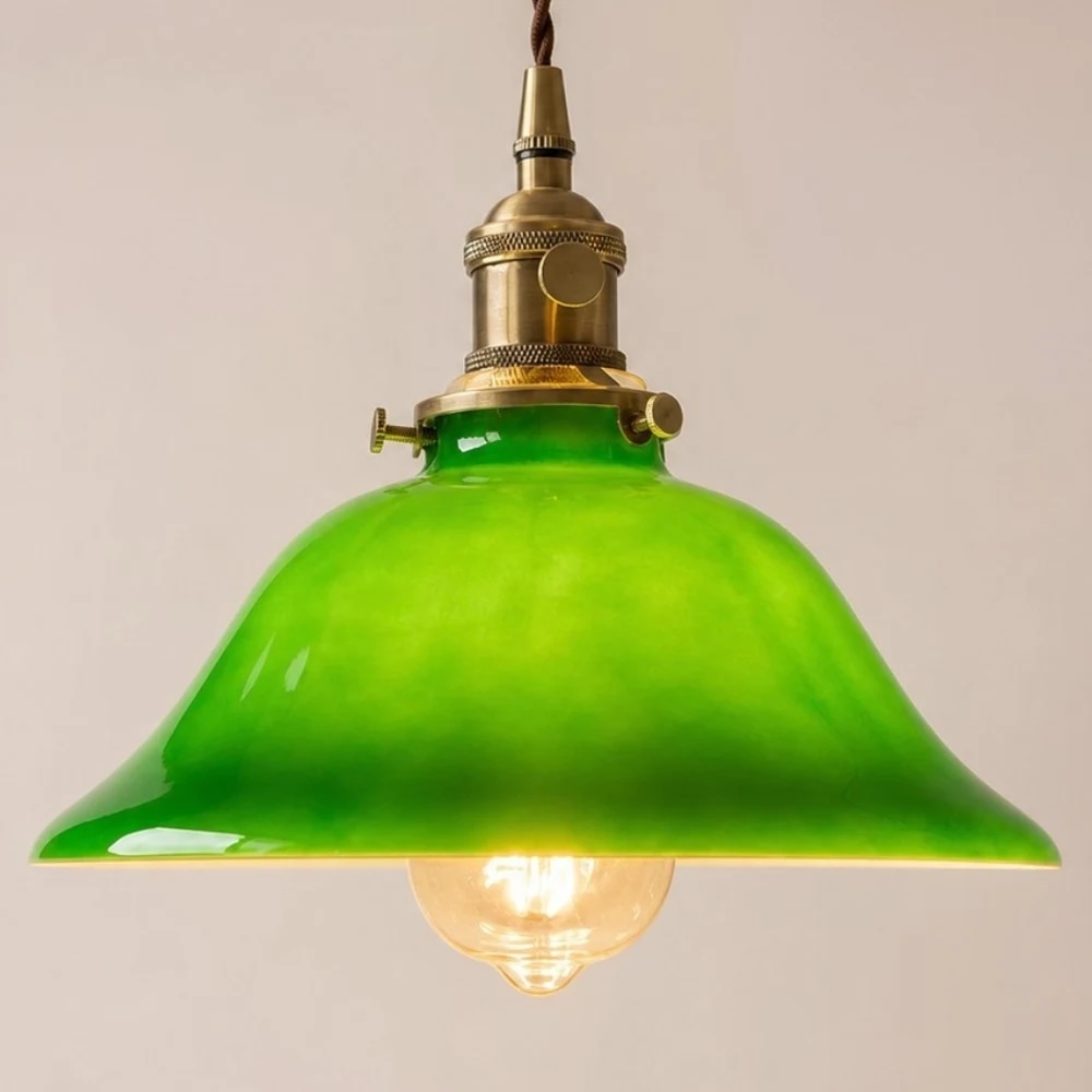 Dettaglio della parte inferiore della lampada a sospensione in vetro verde fosforescente.