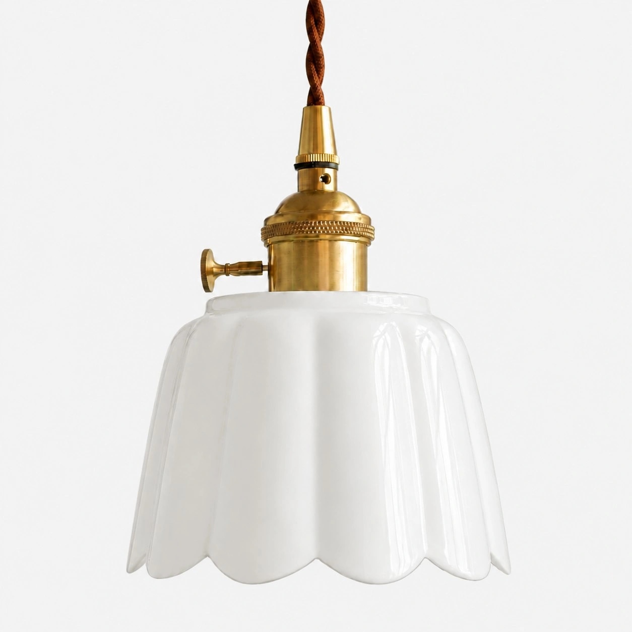 Lampada a sospensione Cienax in ceramica bianca con finitura in ottone.