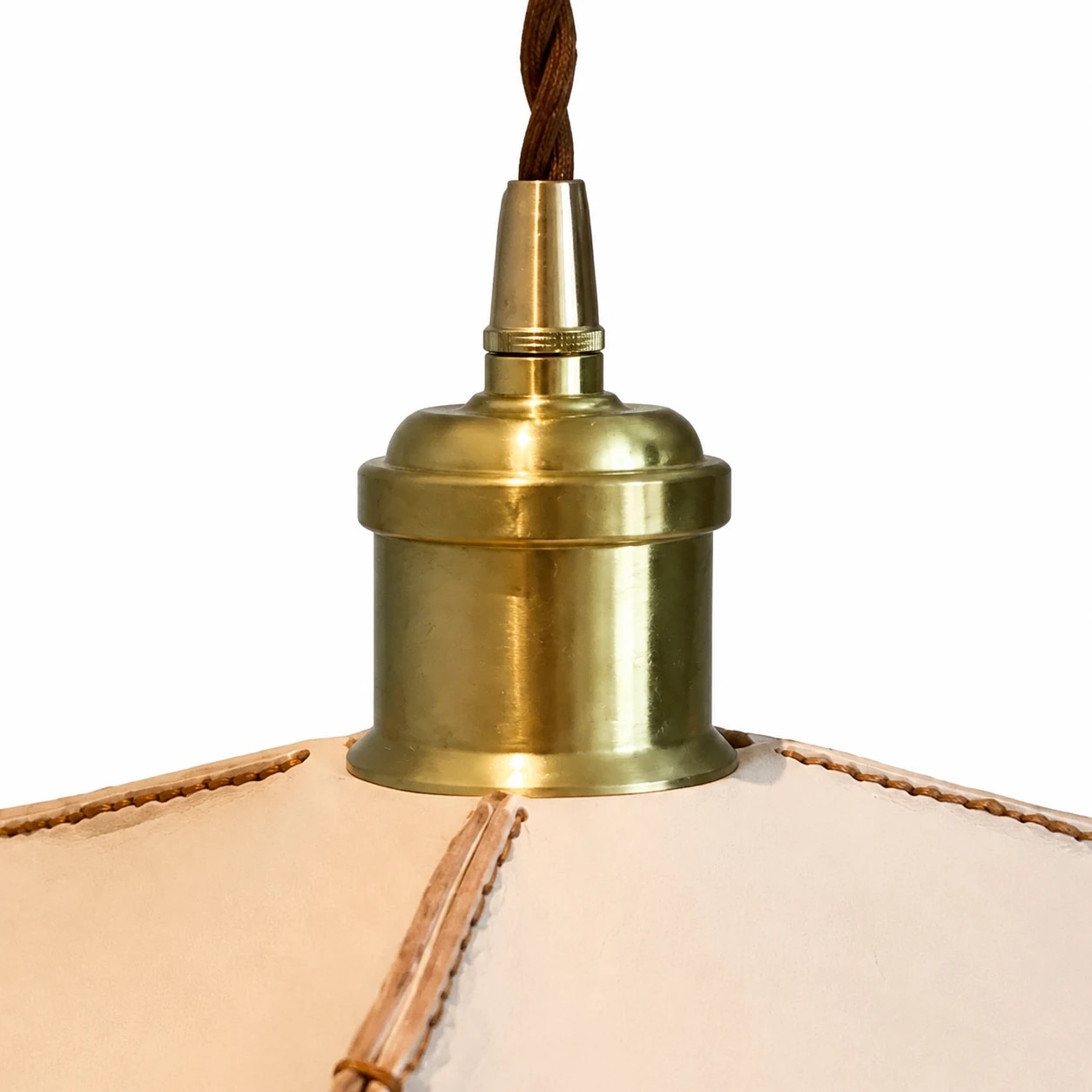 Närbild av mässingsfärgad metallpendelsockel och läderskärm