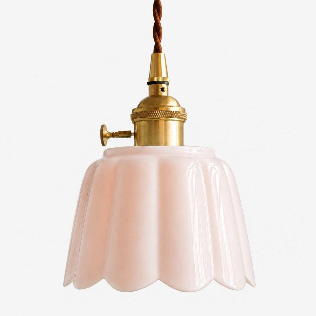 Lampada a sospensione Cienax in ceramica rosa con finitura in ottone.