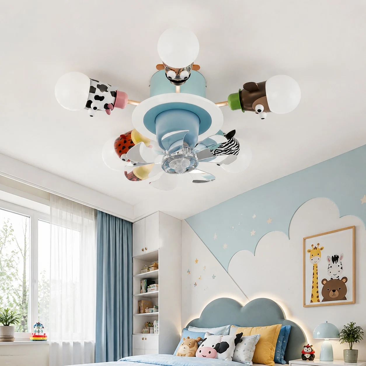 Ventilatore da soffitto blu con luce a forma di animale per bambini in una cameretta giocosa