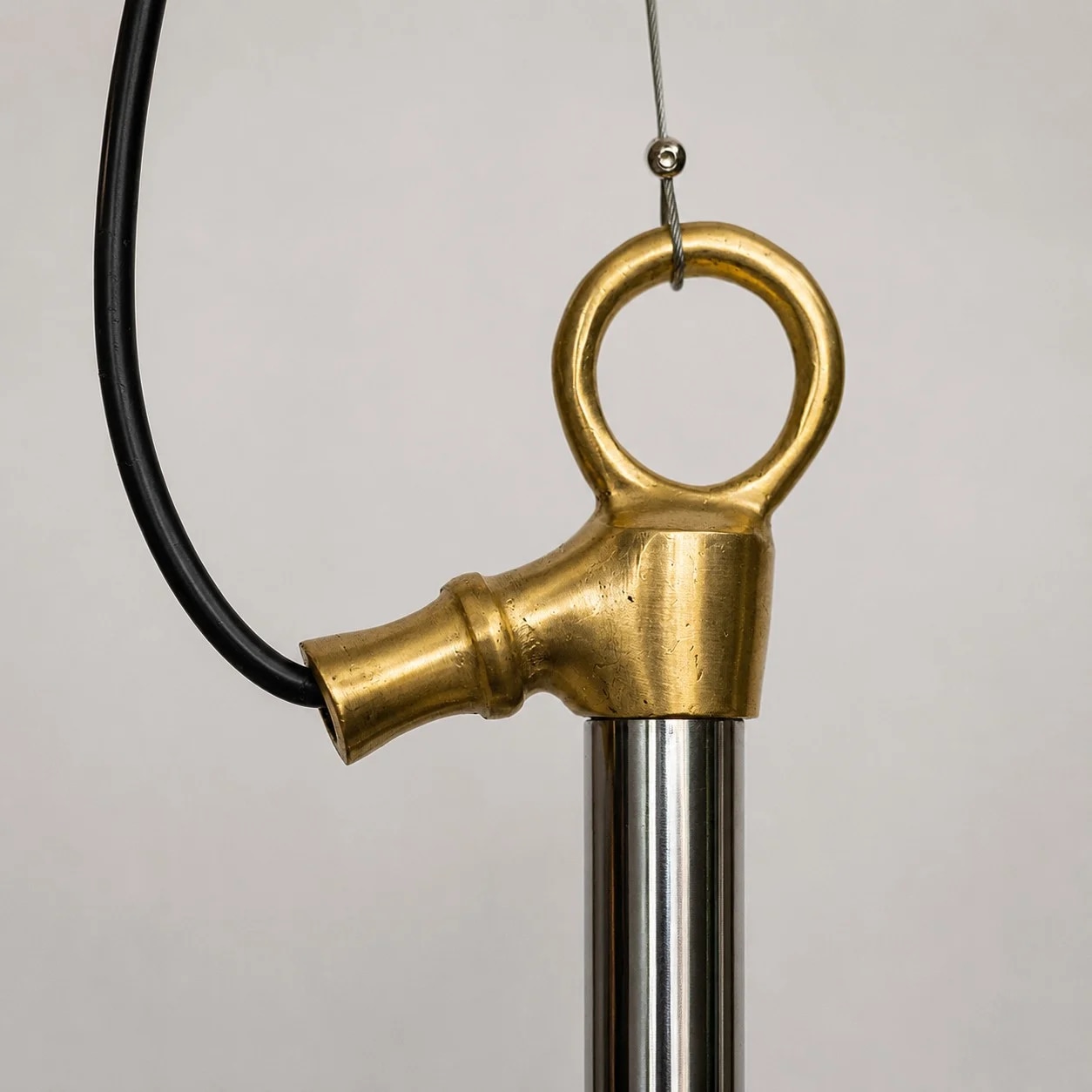 Dettaglio dell'anello in ottone e del connettore metallico superiore