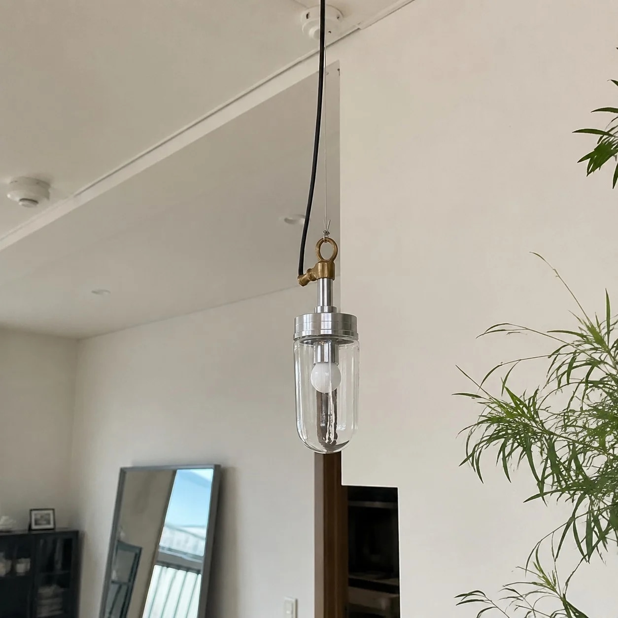 Lampada a sospensione in un angolo del soggiorno