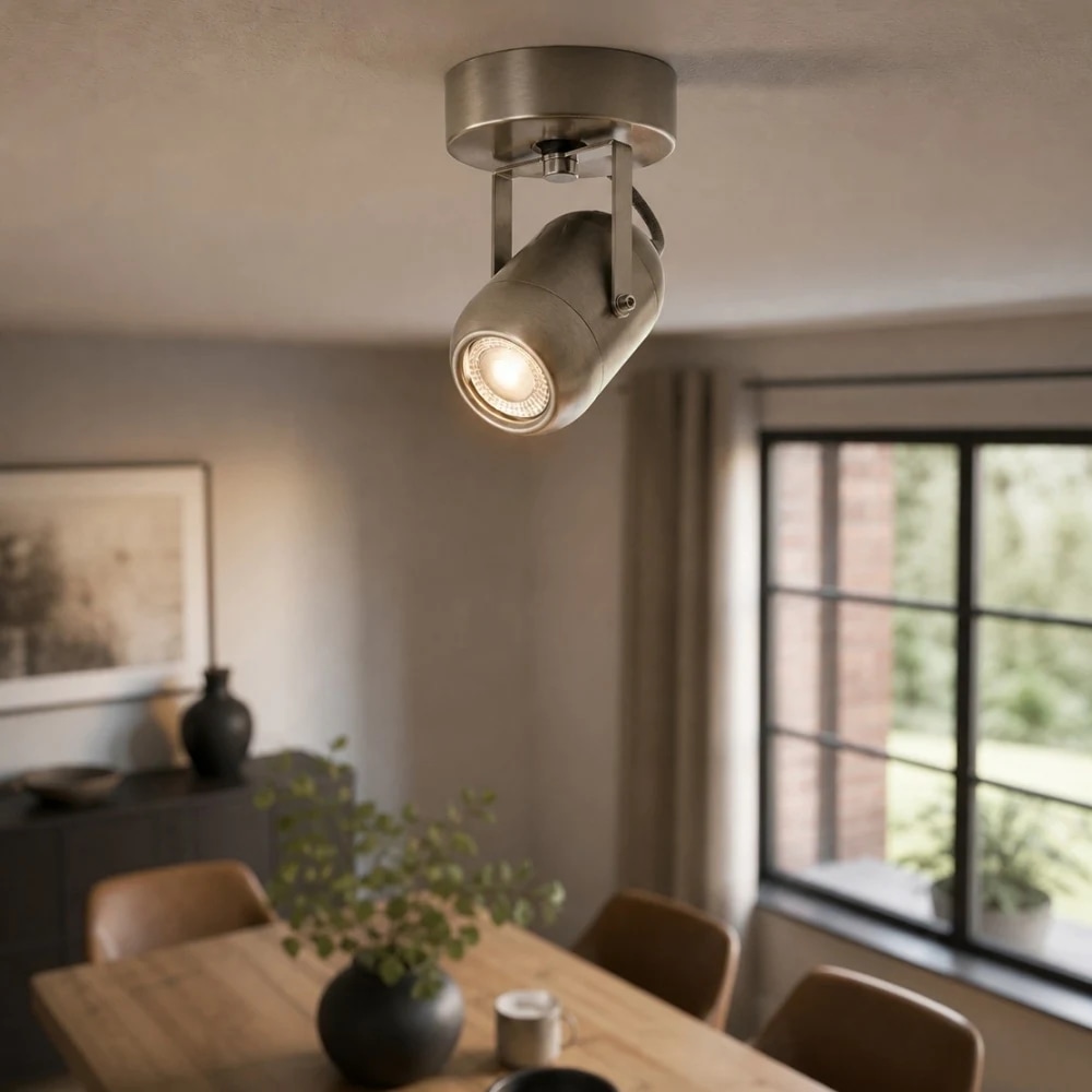 Applique a LED regolabile in nichel sabbiato, utilizzata come illuminazione d'accento in sala da pranzo.