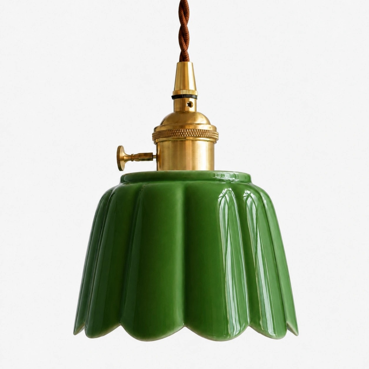 Lampada a sospensione Cienax in ceramica verde con finitura in ottone.