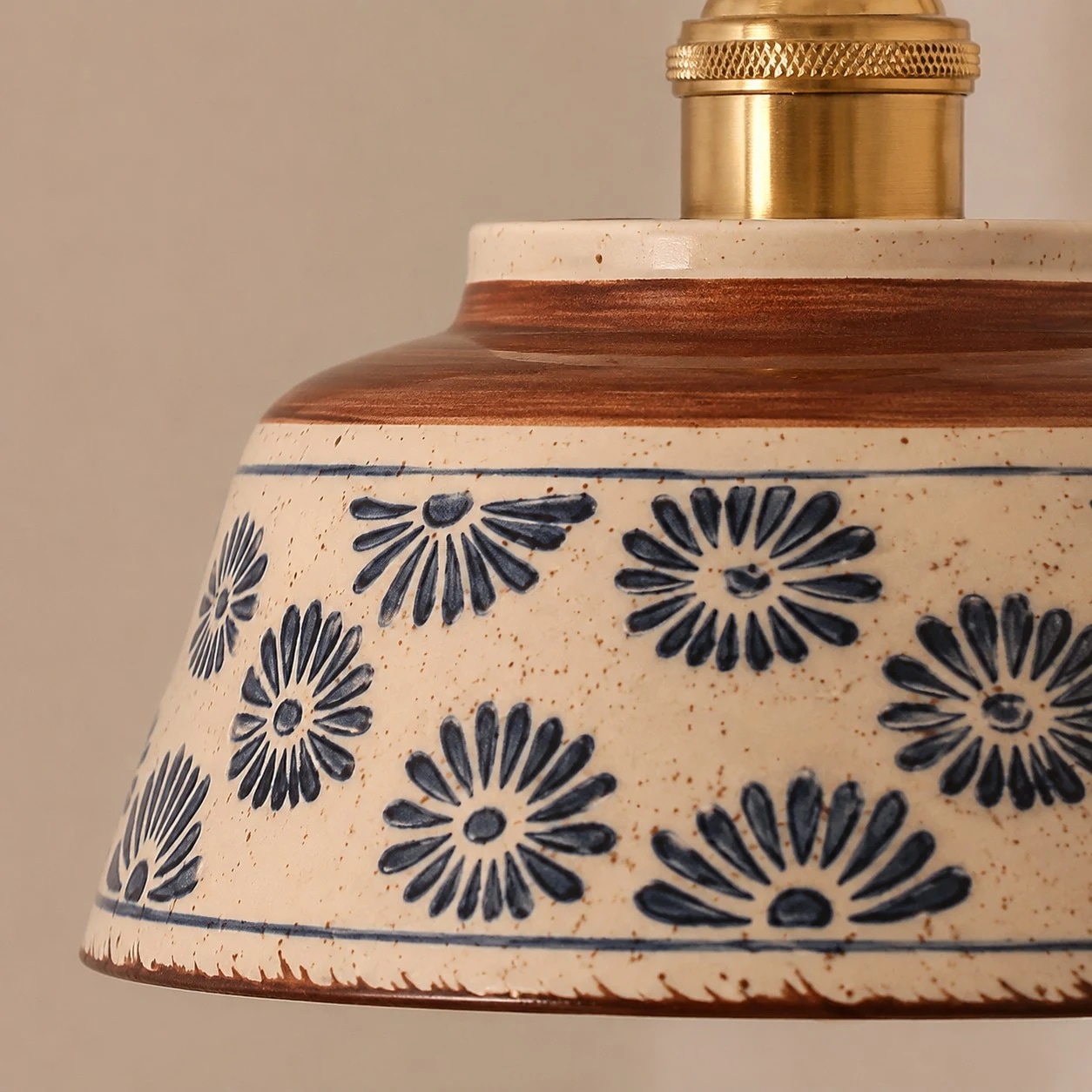 Applique da parete vintage in ceramica blu con motivo floreale, primo piano.