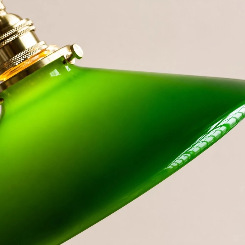 Bordo della lampada a sospensione conica in vetro verde e dettagli in ottone.