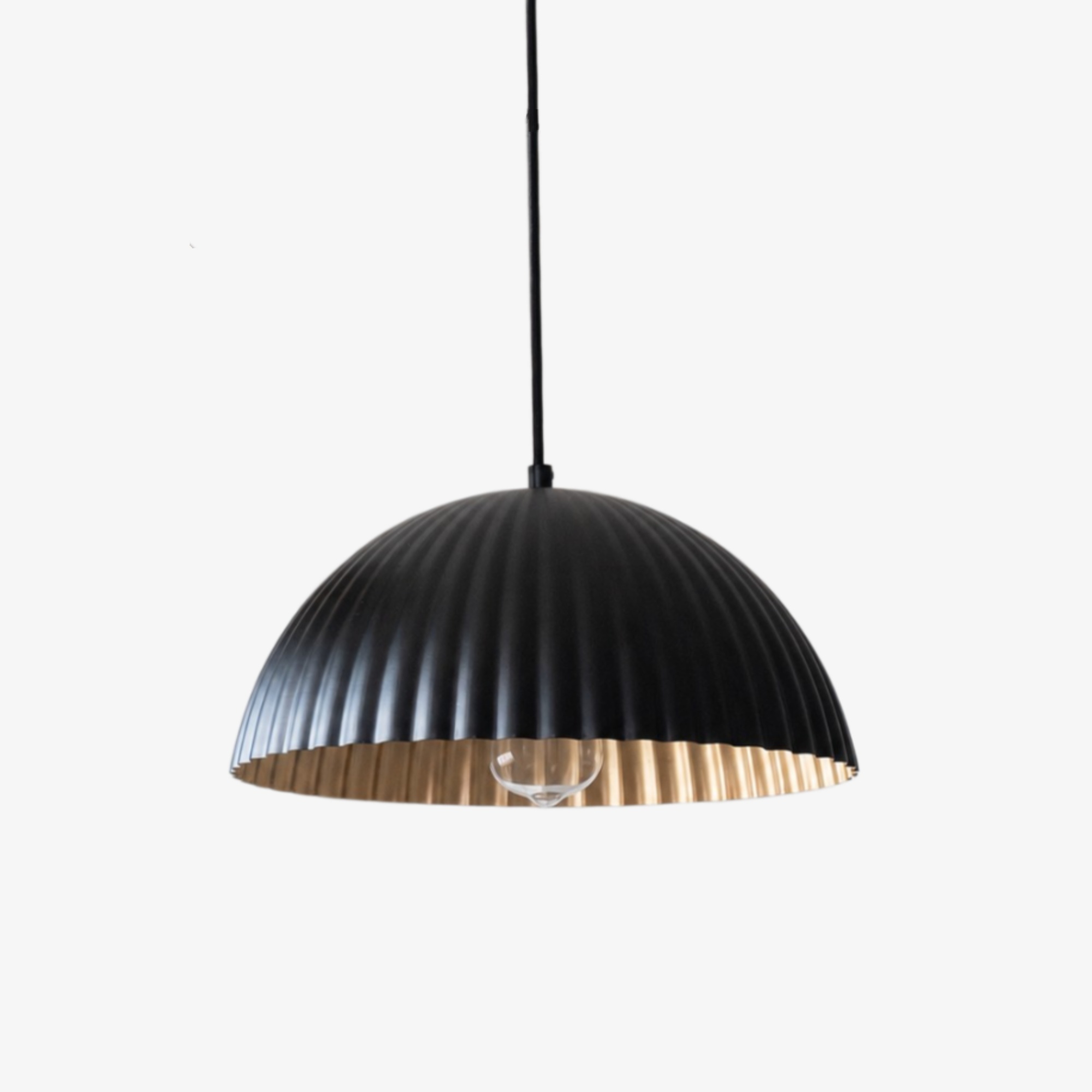 Lampada a sospensione in metallo nero a coste con interno dorato