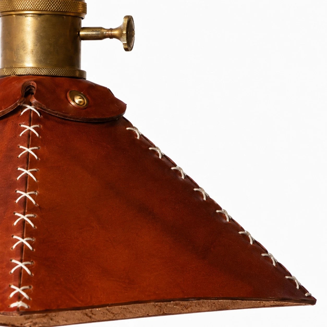 Pyramidikuvioinen nahkaverhon saumaosa