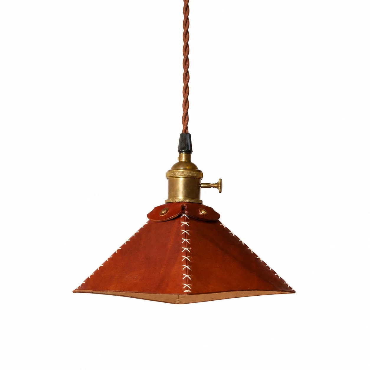 20 cm punertavanruskea nahkainen pyramidiriipusvaihtoehto