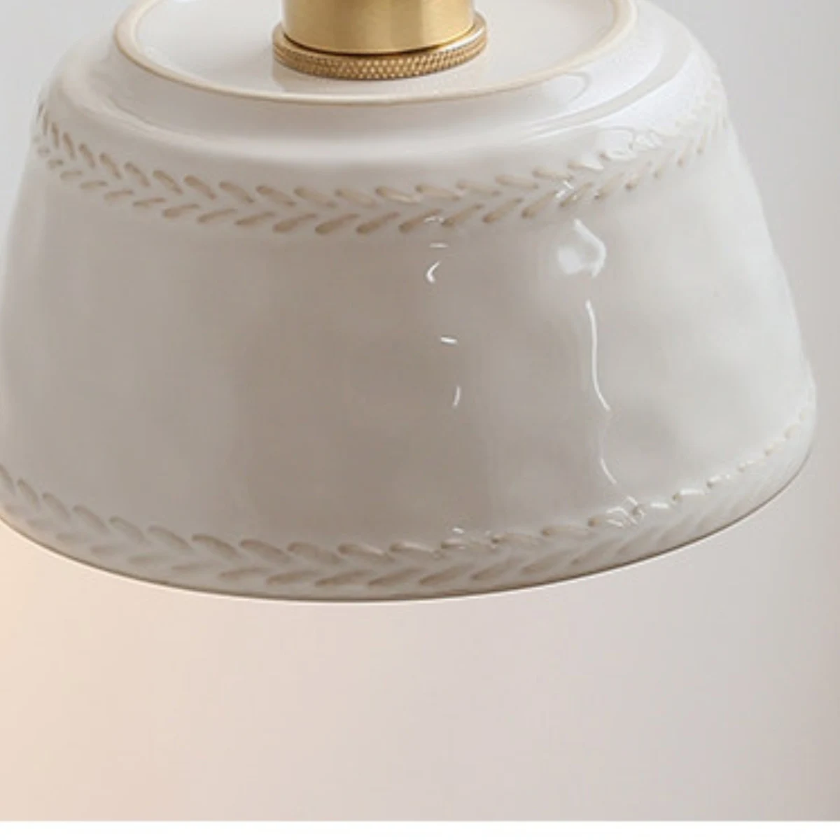 Dettaglio del battiscopa rotondo in ceramica