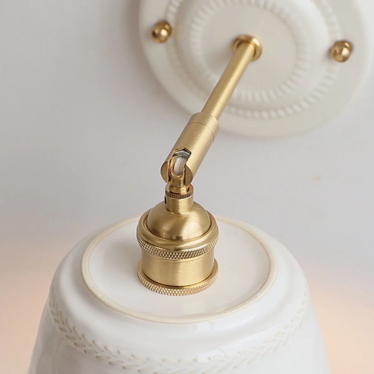 Dettaglio della texture del paralume in ceramica bianca