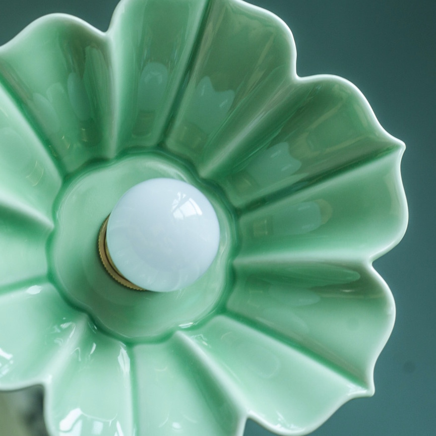 Vista dal basso del paralume a sospensione in ceramica a forma di loto