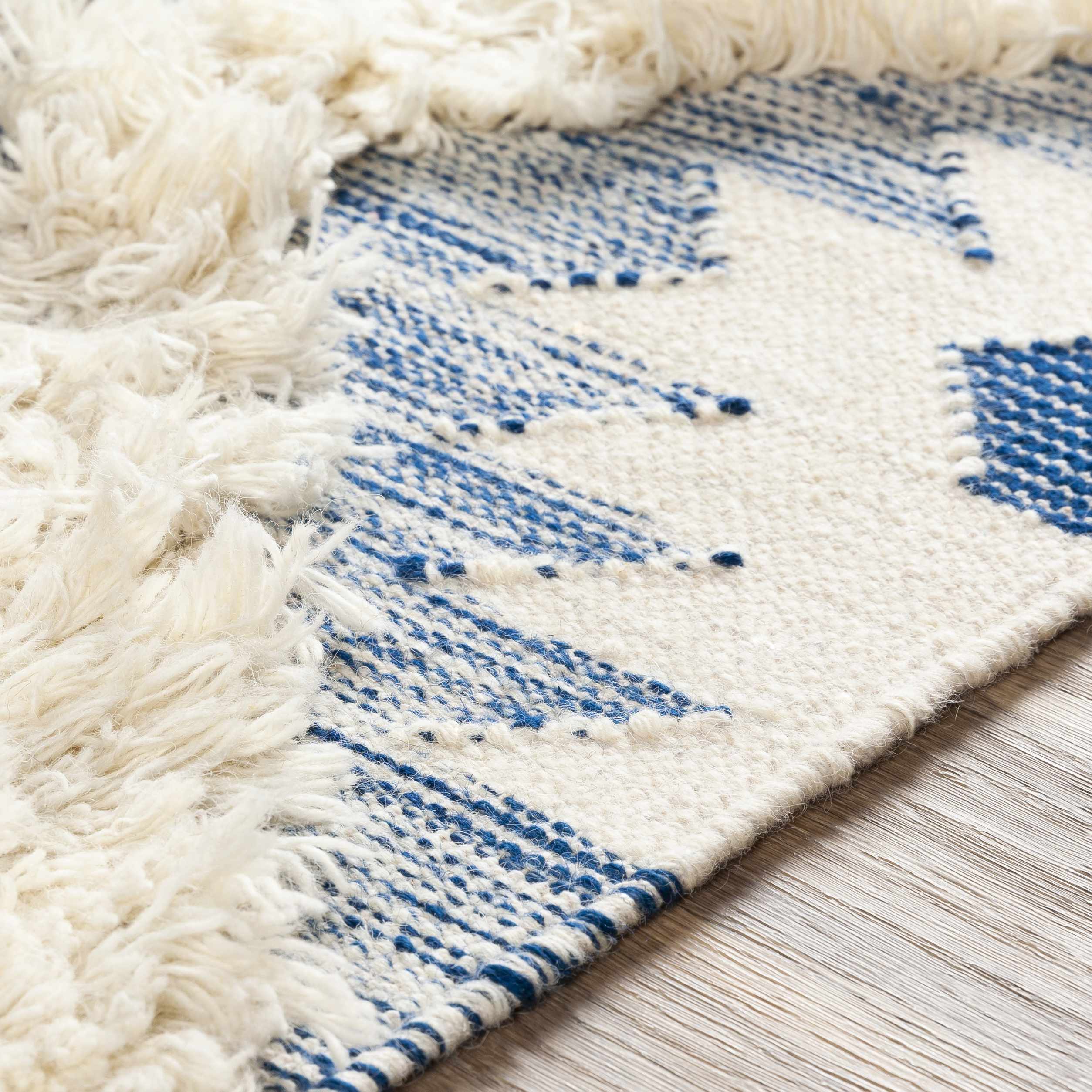Blauer/wei&szlig;er Wollteppich von Painesdale &ndash; Ausverkauf