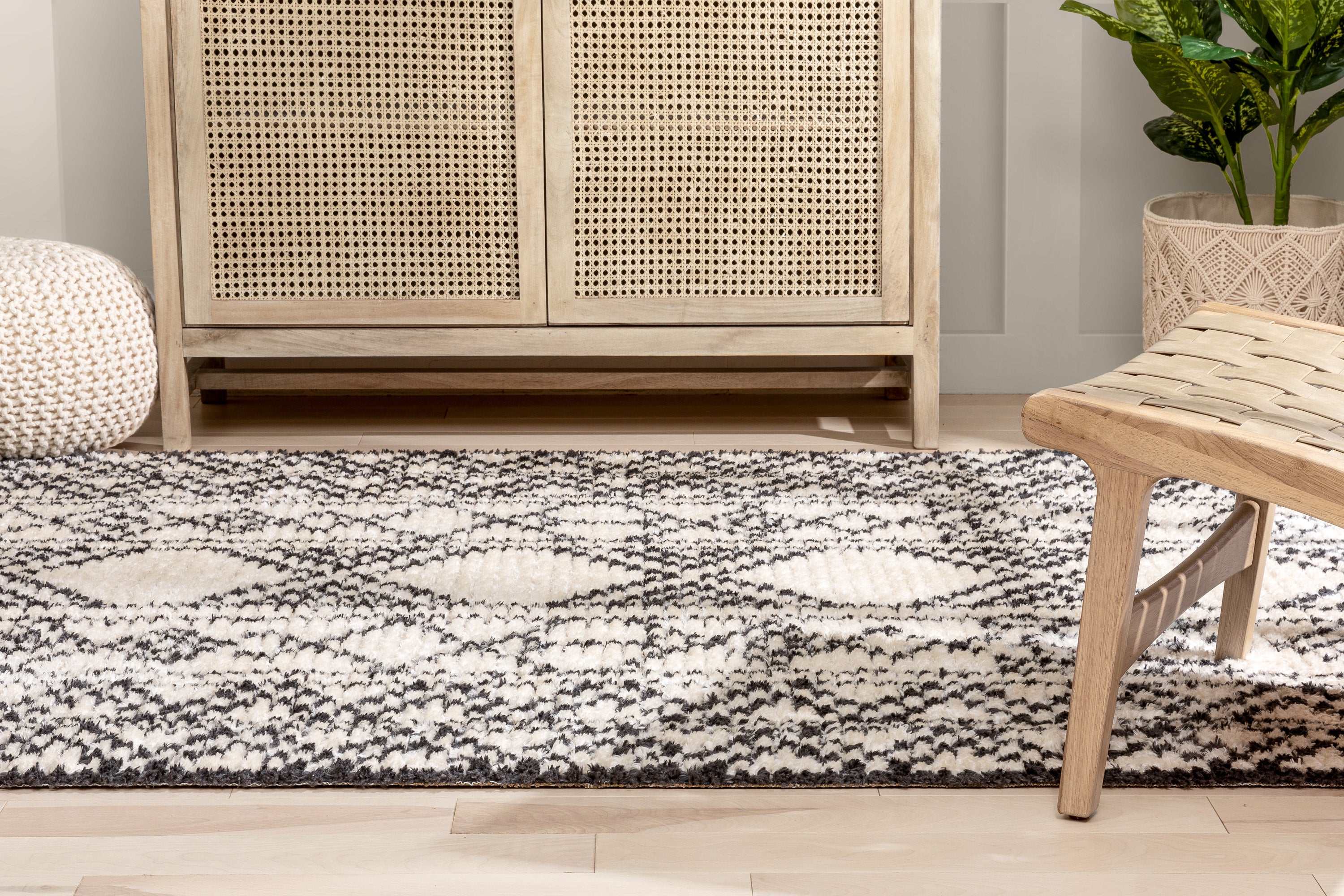 Tallulah Tribal-Teppich mit Rautengittermuster in Grau mit hochstrukturiertem Flor