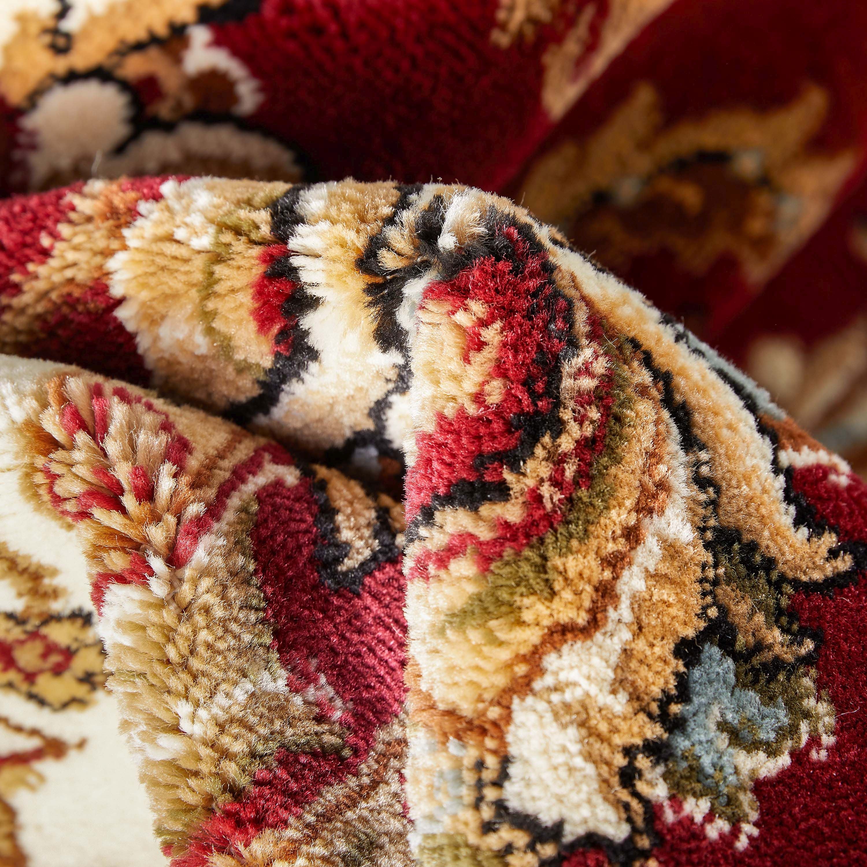 Traditioneller roter Sarouk-Teppich